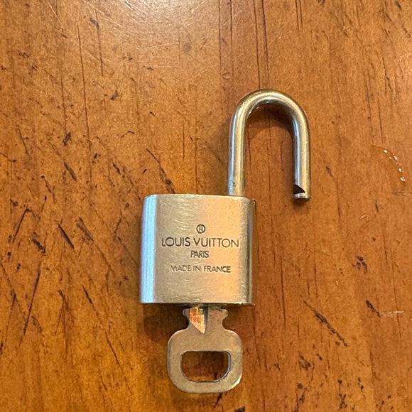 Louis Vuitton Luxurious Gold Lock - Picture 3 of 3